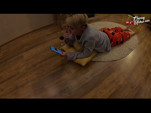 ❤️ Bláznivá blondýnka kouří obrovské péro a poskakuje na něm - anální sex Sex video u nás ❌️❤